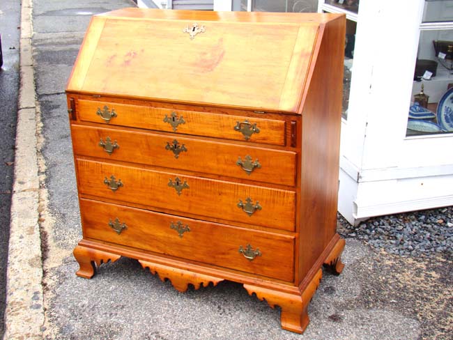 A Beautiful Antique Chippendale Maple Slant-lid Desk circa 1770-1790
